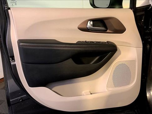 Used 2017 Chrysler Pacifica Touring image 21