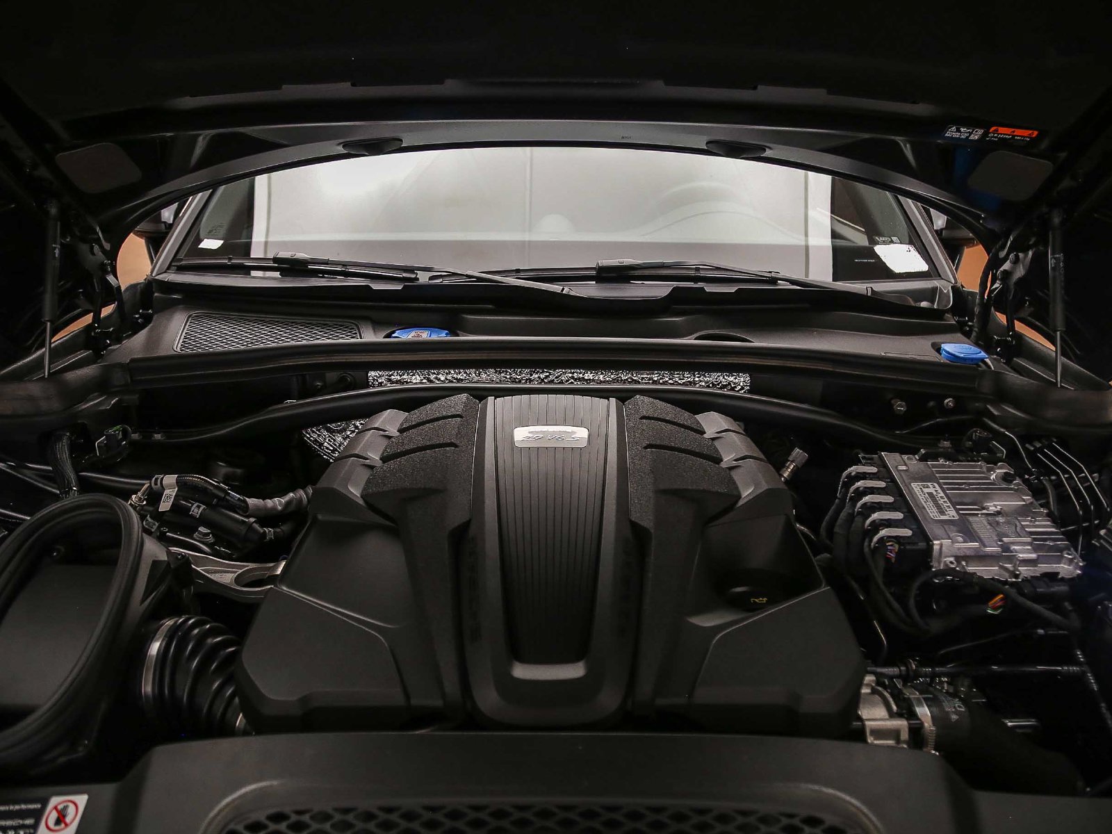 Certified 2025 Porsche Macan S AWD/4WD image 33
