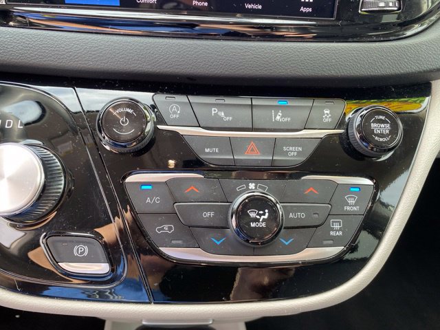 Used 2024 Chrysler Pacifica Touring-L FWD image 24