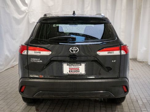 Certified 2022 Toyota Corolla Cross LE image 5