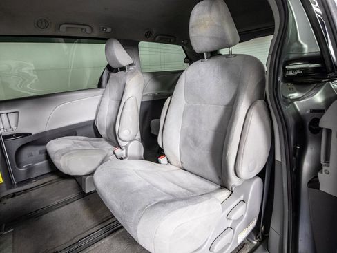 Used 2015 Toyota Sienna L image 9
