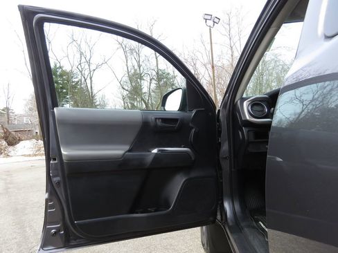 Used 2019 Toyota Tacoma SR5 image 9