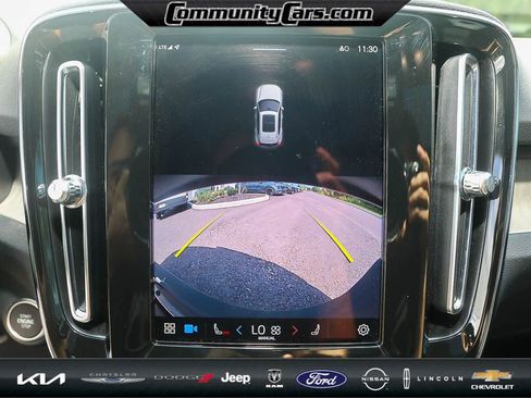 Used 2023 Volvo XC40 B5 Plus image 17