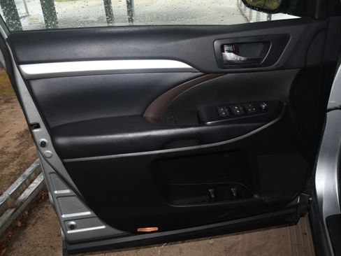 Used 2019 Toyota Highlander XLE image 10