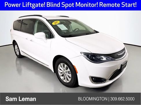 Used 2017 Chrysler Pacifica Touring-L FWD image 1