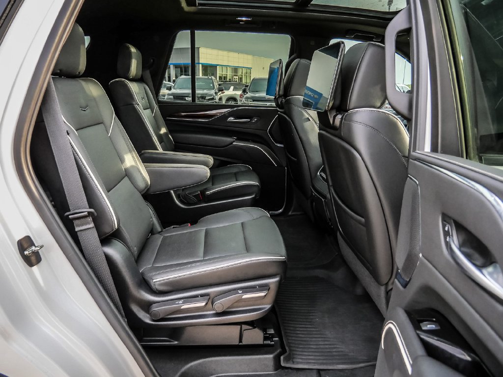 Used 2023 Cadillac Escalade Premium Luxury AWD/4WD image 19