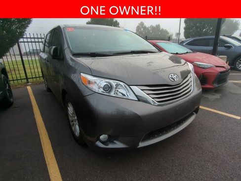 Used 2017 Toyota Sienna XLE w/ XLE Navigation Package FWD image 3