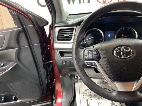 Used 2016 Toyota Highlander LE image 26