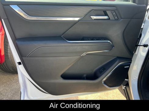 Used 2025 GMC Acadia Elevation image 10