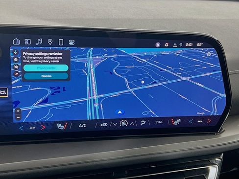 Used 2025 Chevrolet Traverse LT image 13