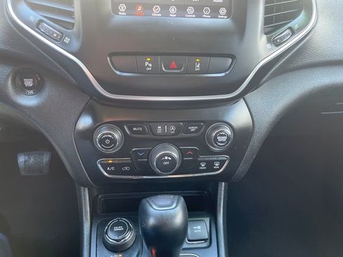 Used 2021 Jeep Cherokee Latitude Plus AWD/4WD image 18