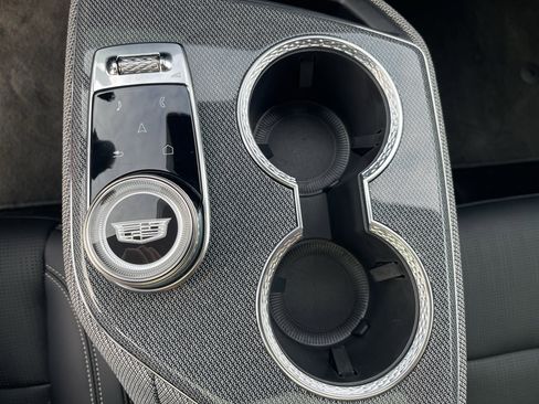 Used 2025 Cadillac Optiq Sport 2 image 28