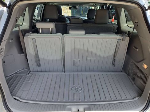 Used 2018 Toyota Highlander XLE AWD/4WD image 21