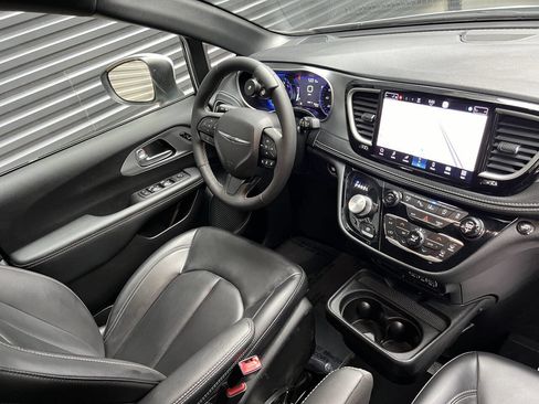 Used 2023 Chrysler Pacifica Touring-L w/ Uconnect Theater Family Group image 29
