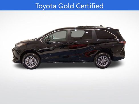 Used 2022 Toyota Sienna LE image 2