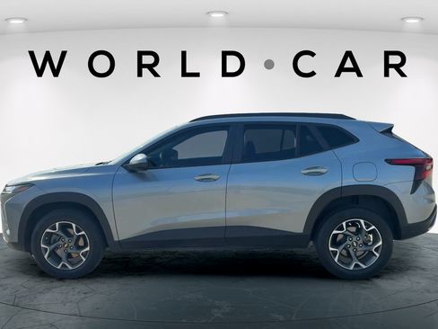 Used 2025 Chevrolet Trax LT w/ LT Convenience Package FWD image 11