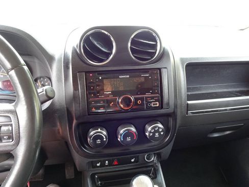 Used 2016 Jeep Patriot Latitude AWD/4WD image 18