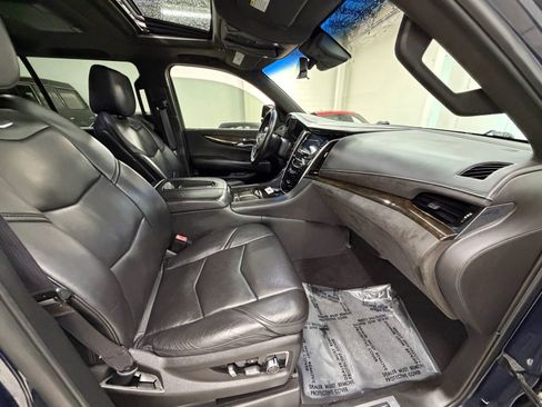 Used 2017 Cadillac Escalade ESV Platinum AWD/4WD image 22