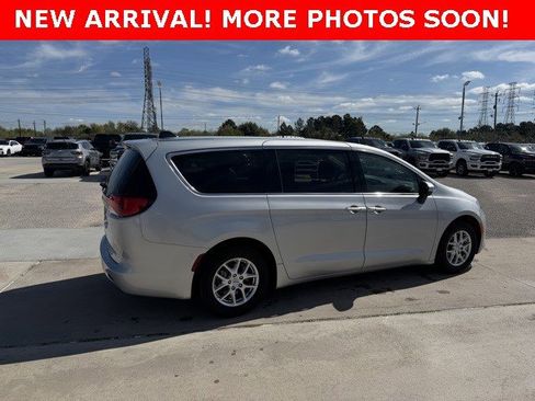 Used 2022 Chrysler Voyager LX image 3