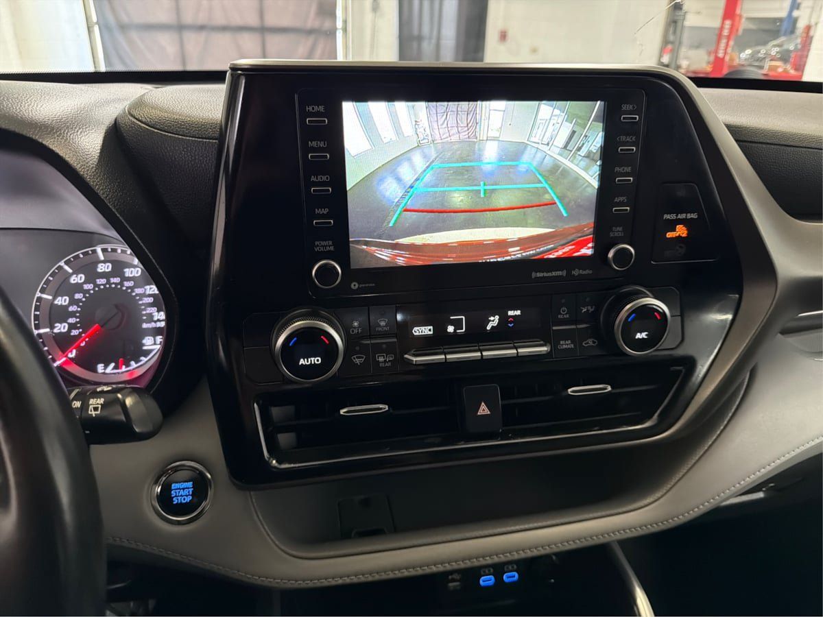 Used 2022 Toyota Highlander LE AWD/4WD image 25
