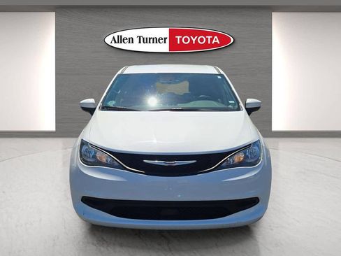 Used 2023 Chrysler Voyager LX FWD image 4