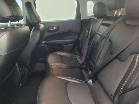 Used 2019 Jeep Compass Latitude FWD image 18