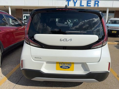 Used 2023 Kia Soul LX image 8