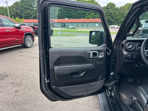 Used 2023 Jeep Wrangler Unlimited Sahara w/ Cold Weather Group AWD/4WD image 14
