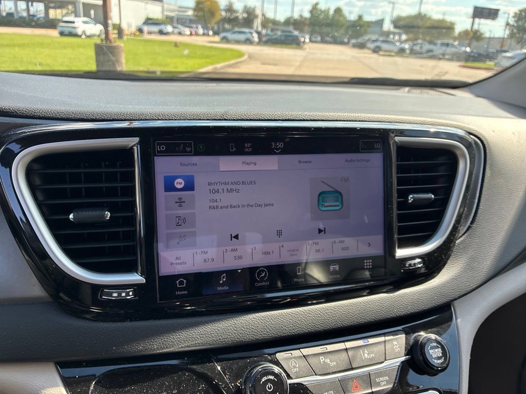 Used 2023 Chrysler Pacifica Touring-L FWD image 26