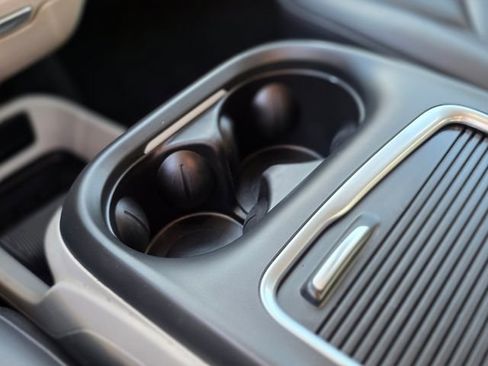 Used 2023 Chrysler Pacifica Touring-L image 34