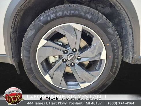 Used 2025 Nissan Rogue SV FWD image 31