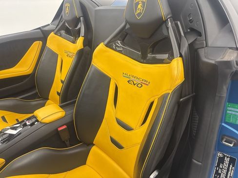 Used 2020 Lamborghini Huracan EVO RWD image 35