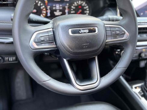 Used 2023 Jeep Compass Latitude image 8
