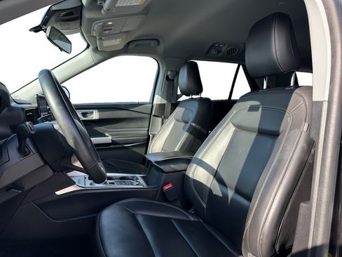 Used 2022 Ford Explorer XLT w/ Equipment Group 202A image 9