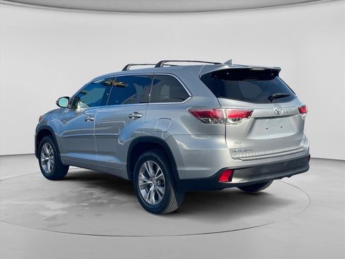 Used 2015 Toyota Highlander Plus FWD image 5