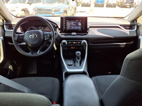 Used 2020 Toyota RAV4 LE AWD/4WD image 2