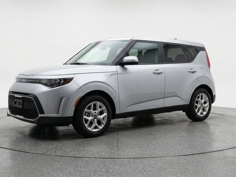 Used 2025 Kia Soul LX w/ LX Technology Package FWD image 3
