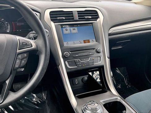 Used 2017 Ford Fusion SE w/ Fusion SE Technology Package FWD image 8