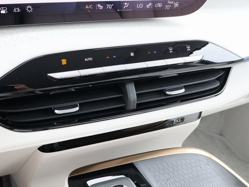 Used 2025 Buick Enclave Avenir image 17