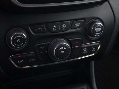 Used 2020 Jeep Cherokee Latitude Plus w/ Cold Weather Group AWD/4WD image 15