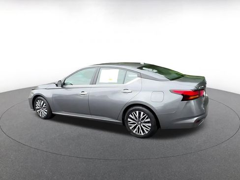Used 2025 Nissan Altima 2.5 SV FWD image 9