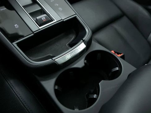 Certified 2025 Porsche Macan image 28