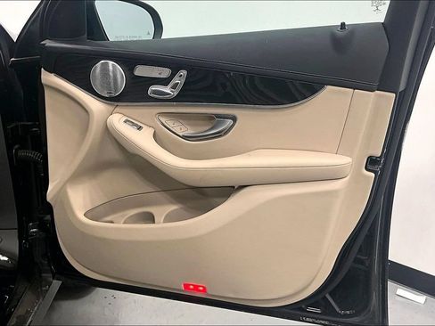 Used 2017 Mercedes-Benz GLC 300 4MATIC image 19