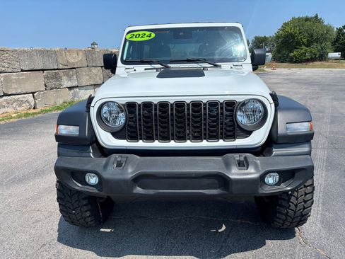 Used 2024 Jeep Wrangler Unlimited Sport AWD/4WD image 2