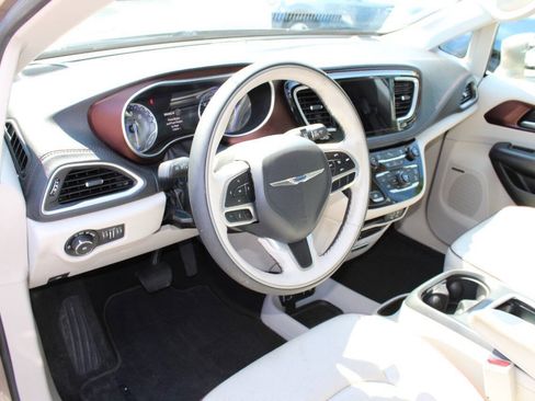 Used 2017 Chrysler Pacifica Limited FWD image 13