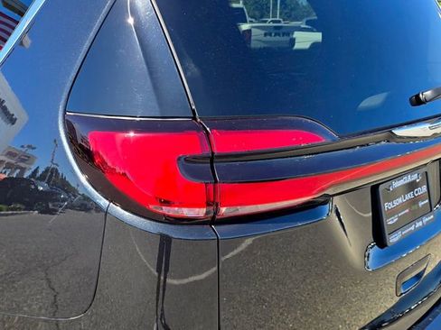 Used 2024 Chrysler Pacifica Select image 30