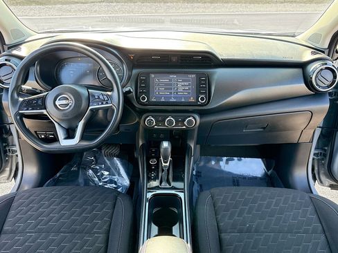 Used 2023 Nissan Kicks SV image 3