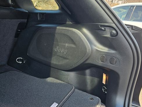 Used 2020 Jeep Cherokee Limited image 17