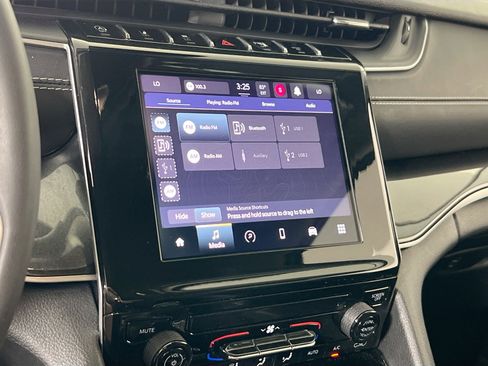 Used 2023 Jeep Grand Cherokee Laredo image 13