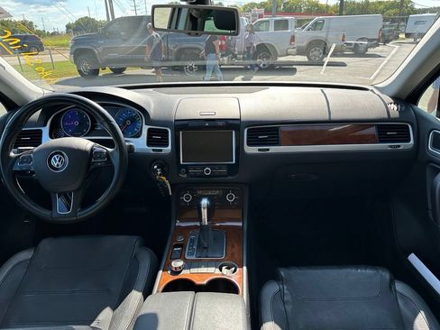 Used 2014 Volkswagen Touareg TDI AWD/4WD image 8